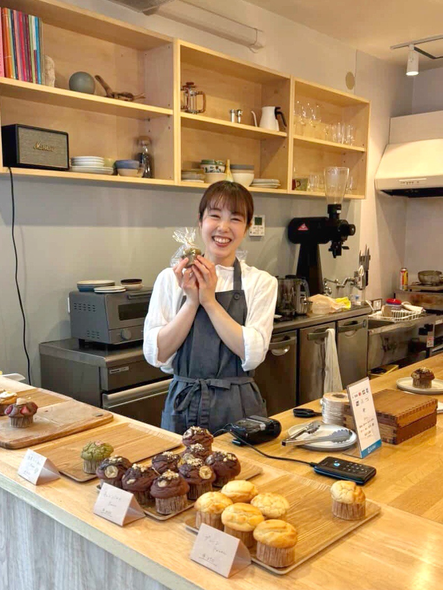 マフィンと一緒に笑顔を見せるSAYAKA